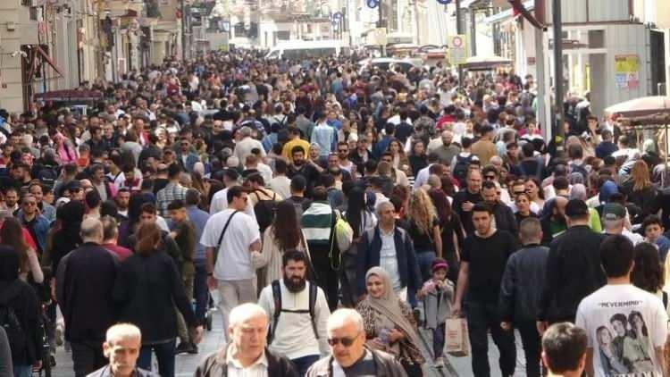 <p>9 günlük Ramazan Bayramı tatilinde milyonlar sahillere ve tatil beldelerine akın etti. İstanbul'daki trafik yoğunluğu ise eksilmedi.</p>
