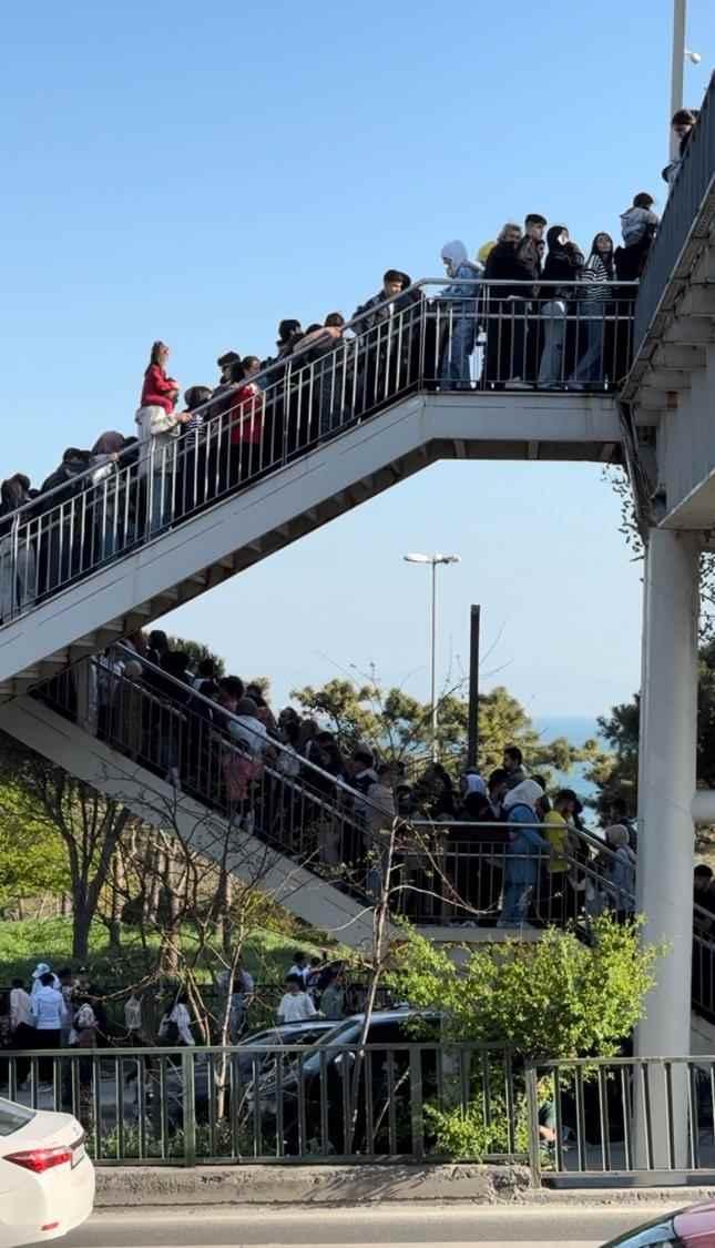 <p>İstanbul'da Ramazan Bayramı boyunca metro metrobüs ve otobüslerin ücretsiz olmasını fırsat bilenler toplu taşımayı tercih etti. </p>
