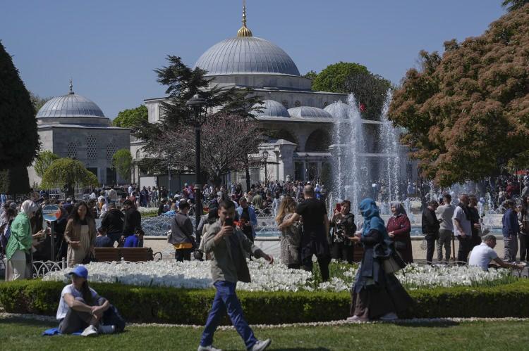 <p>Tercih edilen yerlerden biri de Adalar oldu. 9 günlük Ramazan bayramı tatilini İstanbul'da geçirenler havanında güzel olmasını da fırsat bilerek, Adalar'a gitmek için Kadıköy'deki iskeleye geldi.</p>