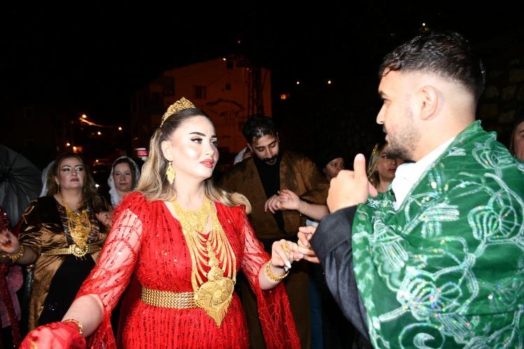 <p>Düğünde Gelin Jiyan'a 1,5 milyon lira değerinde altın, Damat Semih’e de 550 bin lira takıldı.</p>