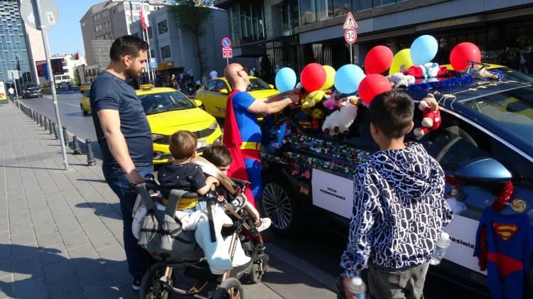 <p>"Bayram demek çocuklar demek, mutluluk ve özlem demek. Hepimiz çocukluğumuzu özlüyoruz. En mutlu olduğumuz dönemler çocukluğumuz. Ben de hem kendim mutlu olmak hem de çocukları mutlu etmek istedim. </p>