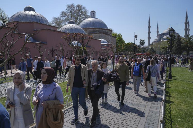 <p>Bayramın ikinci gününü İstanbul'un tarihi ve turistik yerlerini gezip değerlendirmek isteyen vatandaşlar Sultanahmet Meydanı, Ayasofya-i Kebir Cami-i Şerifi ile Yerebatan Sarnıcı'nın bulunduğu alanda yoğunluk oluşturdu.</p>
