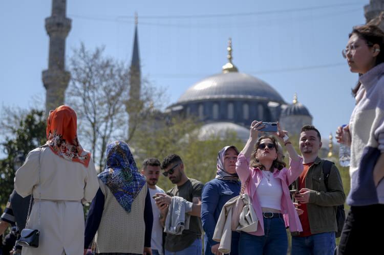 <p>Ailesiyle gezen Harun Sevinç, bayram harçlıklarını topladıktan sonra ailecek gezmeye çıktıklarını söyledi.</p>
<p>Buradan sonra parka gitmek istediğini dile getiren Sevinç, meydanın çok kalabalık olduğunu ifade etti.</p>