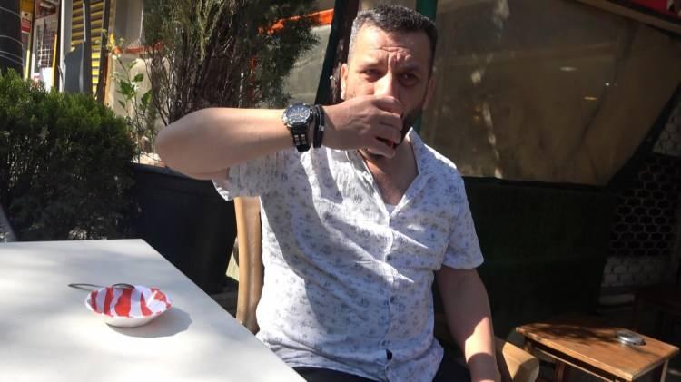 <p>“Burada erkek kuaförlüğü yapıyorum. Müşteri yoktu ben de dışarı çıkıp bir çay içeyim dedim. O sırada birinin polisten kaçtığını gördüm. Millet ne olduğunu anlamaya çalışırken kaçan adamın üzerine atlayıp polise teslim ettim. Sonra dönüp çayımı içtim. Çay benim için çok önemli. Aslında çok büyütülecek bir olay yok. Vatandaşlık görevimizi yerine getirdik. Herkesin yapması gerekeni yaptım” </p>
