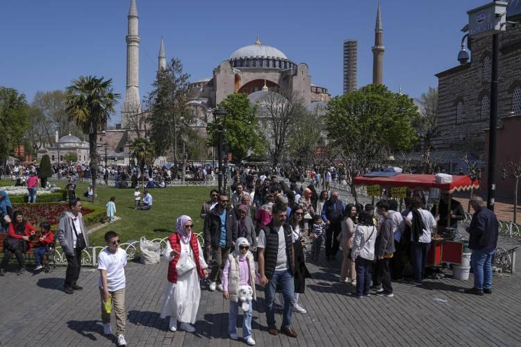 <p> "Bu güzel maneviyatı çocuğumuza da gösterip döneceğiz"</p>
<p>Ahmet Şekeral ise eşi ve kızıyla birlikte Manisa'dan hem aile ziyareti hem de bayram tatili için geldiklerini anlattı.</p>
<p>Buradan Gülhane Parkı'na ineceklerini, oradan da Boğaz turu yapacaklarını dile getiren Şekeral, "Marmaray'a binip, geldiğimiz yere geri döneceğiz. Çok kalabalık olmuş ama yapacak bir şey yok." diye konuştu.</p>