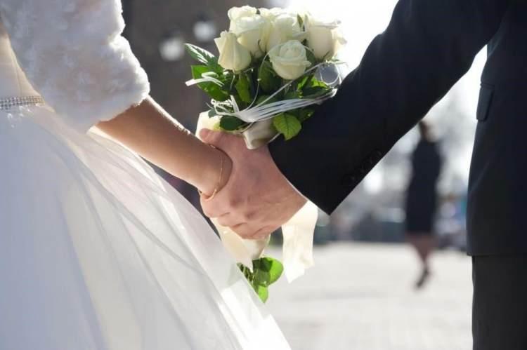 <p>Verilerde bin nüfus başına düşen evlenme sayısını ifade eden kaba evlenme hızı ve kaba boşanma hızlarına dair istatistiklere yer verildi. İncelenen yılların 1964-2022 arasını kapsadığı açıklandı. 1964'ün Avrupa genelindeki evlenme-boşanma oranlarının kayıt altına alınmaya başlandığı ilk yıl olduğu belirtildi. Son verilere göre 1964'ten bu yana Avrupa kıtasındaki evlenme oranları yüzde 50 oranında düşerken Türkiye evlenme oranında ilk sırada yer aldı.</p>

