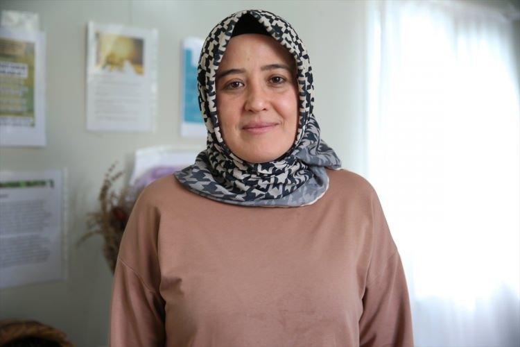 <p><strong>Farklı renk ve kokuda sabunlar ürettiğini belirten 64 yaşındaki Nursel Gezgin de "Atalarımız, dedelerimiz gibi organik sabun yapmayı öğrenmek bizleri mutlu etti."</strong> diye konuştu.</p>
