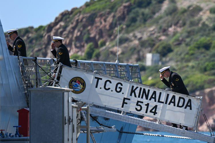 <p><span style="color:#FF0000"><strong>'TCG KINALIADA YÜZDE 70 MİLLİLİK ORANINA SAHİP'</strong></span></p>
<p> </p>
<p>TCG Kınalıada'nın Milgem Projesi'nin 4'üncü gemisi olarak yüzde 70 millilik oranına, milli tasarıma, milli silah ve sistemlerine sahip olduğunu belirten Batı Görev Grup Komutanı Tuğamiral Koray Vural da <em><strong>"Türk savunma sanayinin ürettiği, su üstünden su üstüne atılan ilk milli gemimiz Atmaca'yı ve milli savaş yönetim sistemimiz Genesis Advent'i bünyenizde gururla taşımaktasınız. </strong></em></p>