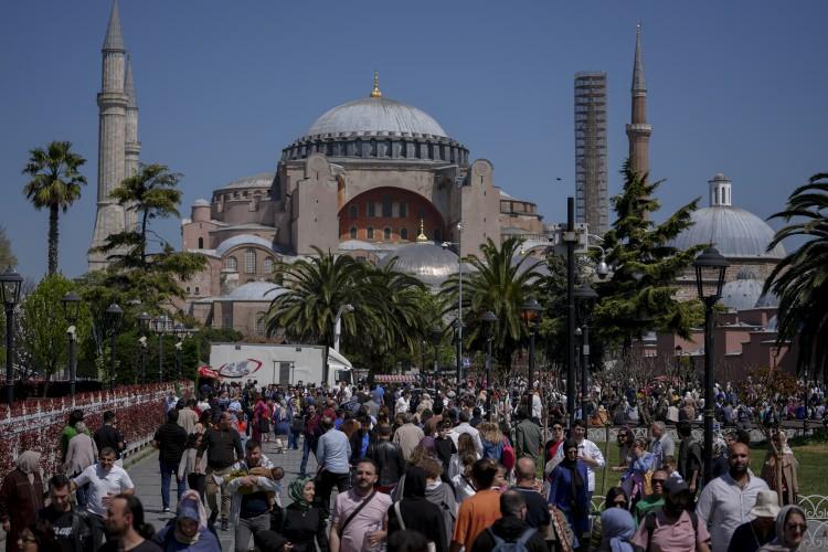 <p>Emre Işık ise ailesiyle gezdiğini, bayramın çok güzel geçtiğini anlattı.</p>
<p>Tarihi yarımadanın çok kalabalık olduğuna dikkati çeken Işık, "Ayasofya'yı, köprüleri görmeye geldik, güzel oldu. Dün akrabalarımızı ziyarete gittik, büyüklerimizin ellerini öptük, harçlık aldık. Beğendim buraları. Ayasofya'ya giremedik, çok kalabalık. Sıra gelirse gireceğiz." ifadelerini kullandı.</p>