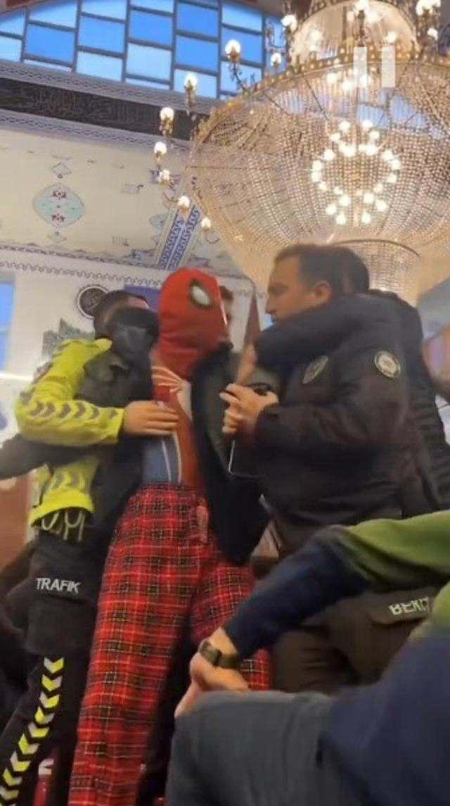 <p>Geçen hafta İskenderun’a gelen Ayaz Koç, bayramın ilk günü kostümüyle Kaptan Paşa Camisi’nde bayram namazı kıldı. Koç’un durumundan tedirgin olan cemaat, yüzü maskeli bir kişinin camide olduğunu belirterek polise ihbarda bulundu. Çevredeki sivil ve resmi polisler kısa sürede camiye gelerek, Koç'u dışarı çıkardı.</p>