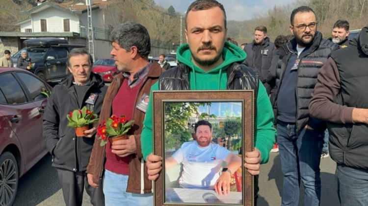 <p>Özer Aci, oğlunun isminin yaşatılması için bir anıt yaptırılmasını istedi. Sözlerine şöyle devam etti: Oğlum şu an mezarda yatıyor ama ismi hala yankılanıyor. İsminin yaşayacağı bir anıt istiyorum. 100 bin TL'lik, 200 bin TL'lik olur, bedeli beni bağlamıyor. Bunu da bana çok görmesinler. Kendi kafalarına göre de 'Burada bunu yaptıracağım' değil, benim istediğim yerde olacak, bu kadar hakkım da olsun.</p>
<p> </p>