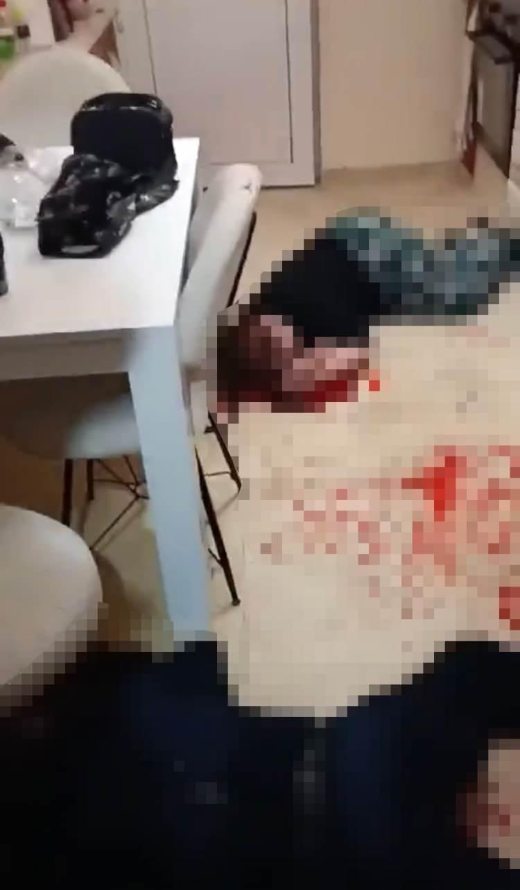<p>Dehşet verici görüntülerde; mutfakta iki kişinin kanlar içerisinde yerde yattığı anlar yer aldı.</p>