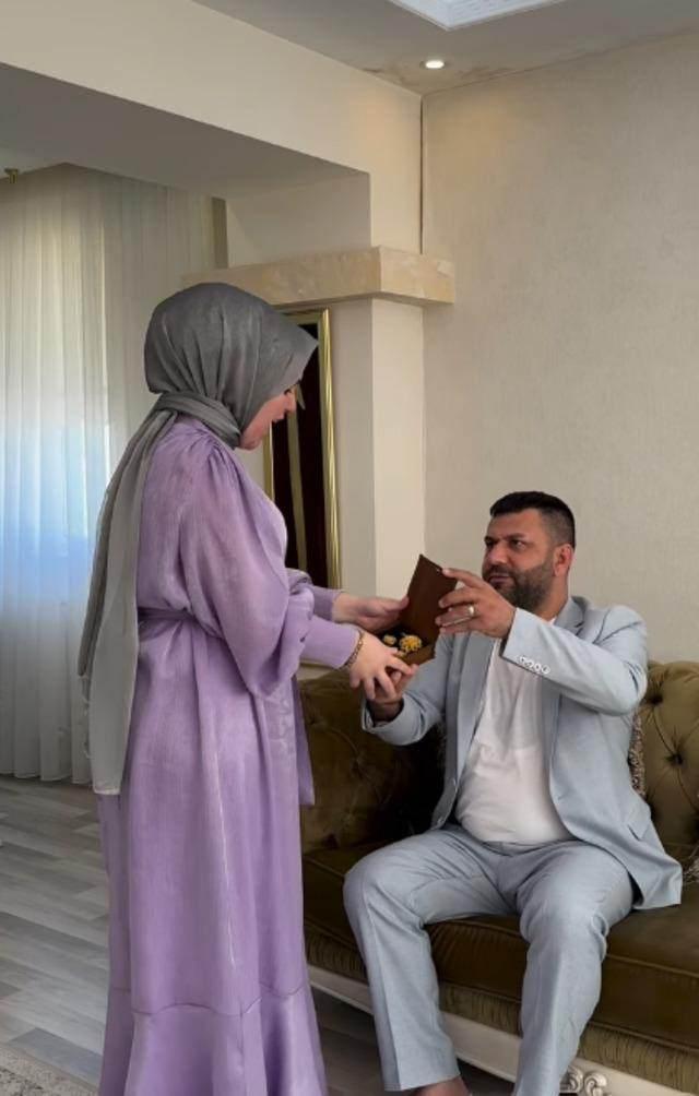 <p>O anları<em> </em><strong><em>"Alındı mı bayram harçlıklarınız?"</em> </strong>notuyla paylaşan Bilem'in paylaşımı büyük tepki topladı.</p>