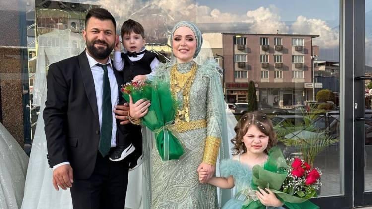 <p>Bilem'in altınları görünce şaşırmış hallerini görenler ise ayrıca <em><strong>"Flash TV oyunculuğu", "Ne kadar boş gösteriş", "Hiç samimi gelmedi eşin", "Dolandırıcılık iddiaları unutulmuş" </strong></em>yorumlarında bulundu.</p>