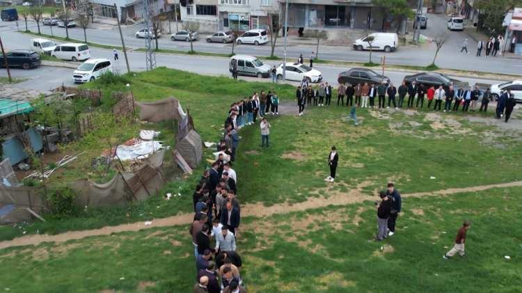 <p>Bayram namazının ardından mahalledeki boş arazide tek sıralı kuyruklar oluşturan vatandaşların bayramlaştığı anlar ise havadan görüntülendi. Bayramlaşma sonrası yöresel lezzetlerden Herise yiyen vatandaşlar, ardından toplu mezarlık ziyaretleri ile ev ziyaretleri yapıyor. Bayramlaşma geleneğinin asırlardır memleketlerinde devam ettiğini söyleyen vatandaşlar, uzun yıllar bu geleneği İstanbul'da da sürdürmek istediklerini dile getirdiler.</p>