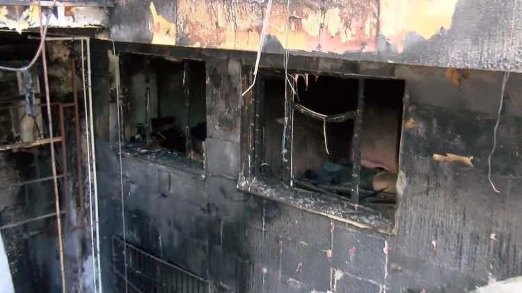<p>Apartmanın eksi birinci katının koridorunda yangının izleri net bir şekilde g&ouml;r&uuml;l&uuml;yor.</p>
