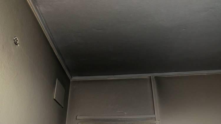 <p>Gece kul&uuml;b&uuml;nde &ccedil;ıkan yangında apartmanın eksi birinci katında bulunan 1 numaralı daire alevlere teslim olmuştu.&nbsp;</p>
