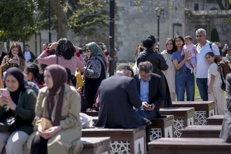 <p>Annesi Halime Sevinç, şehir dışından gelen kardeşini İstanbul gezisine çıkardıklarını belirtti.</p>
<p>Ayasofya'nın önünde eşinin fotoğraflarını çeken Nurcan Kandeğer, Şile'den geldiklerini söyledi.</p>
