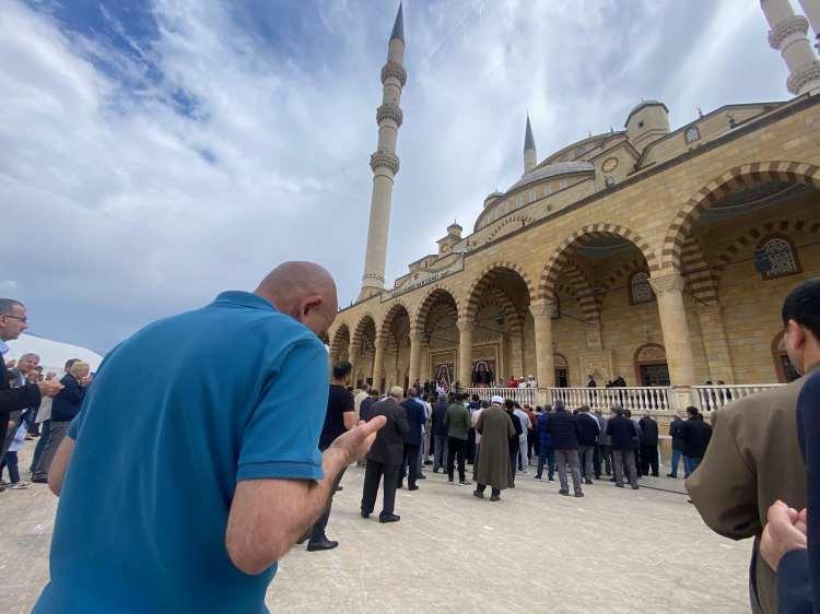 <p>Cuma namazı sonrasında cami avlusunda toplanan yüzlerce vatandaş, kılınan namazın ardından Filistin için dua ettiler.</p>

<p> </p>
