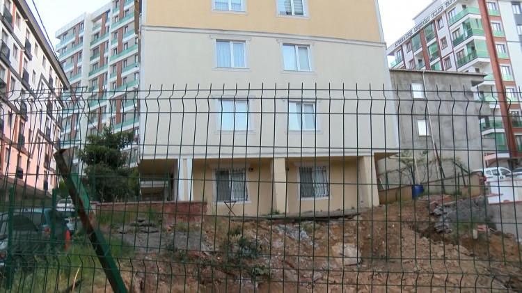 <p>Sultan&ccedil;iftliği Mahallesi Dilhan Sokak'ta 5 Nisan Cuma g&uuml;n&uuml; bir inşaatın temel kazısı sırasında yan binanın istinat duvarı &ccedil;&ouml;kt&uuml;. İddiaya g&ouml;re, 6 katlı binanın yanındaki arazide temel kazısı yapılırken, toprak kayması oluştu.</p>
