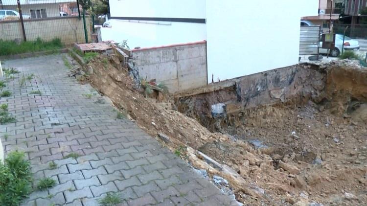 <p>Bu sırada yan taraftaki binanın istinat duvarı &ccedil;&ouml;kt&uuml;.</p>
