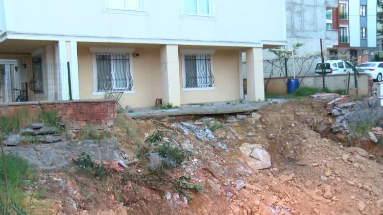 <p>Bina sakinlerinden Kamil Pamuk&ccedil;u, "Cuma g&uuml;n&uuml; buraya kep&ccedil;e getirdiler, kendi inşaatlarını yapmak i&ccedil;in. Ama burada yasal bir şey olması gerekiyor. Ben de inşaat&ccedil;ıyım. Perde duvar yapılması gerekiyor, artı kendi duvar işlerini yapmak yerine burayı uzatmaya &ccedil;alıştılar, duvarımızın altını eştiler. Eşilince de g&ouml;rd&uuml;ğ&uuml;n&uuml;z gibi kolonların altı boşaldı. 1 bu&ccedil;uk 2 metre bizim binaya girmiş oldular. Daha doğrusu kazık sistem yapıp ondan sonra hafriyatı almaları gerekiyordu. Paradan ka&ccedil;mak i&ccedil;in herhalde b&ouml;yle bir y&ouml;nteme başvurdular. Herhalde orayı bodrum katı yapmak i&ccedil;in kazdılar. Akşam geldiğimizde bu vaziyetteydi. Hemen şikayet edeceğimizi s&ouml;yledik, 'Ne olur şikayet etmeyin' dedi. Kapattılar, akşam makineyi de alıp g&ouml;t&uuml;rd&uuml;ler. 3-4 g&uuml;nd&uuml;r korku i&ccedil;inde duruyoruz" şeklinde konuştu.</p>
