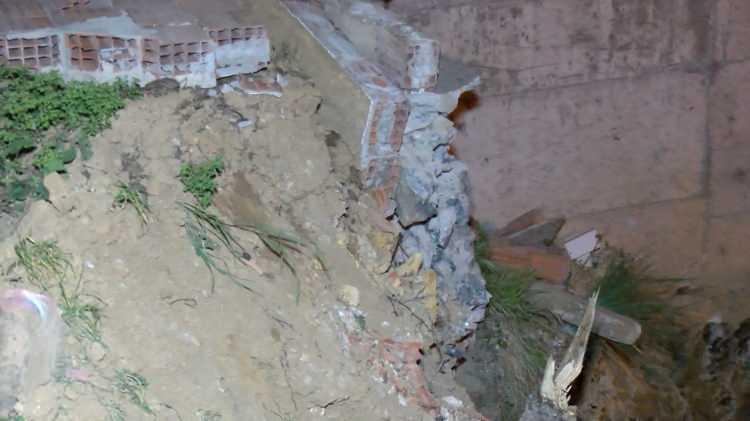 <p>Bina y&ouml;neticisi Coşkun Karako&ccedil;, "Şu anda burada 12 tane daire var, 50-60 tane insan yaşıyor. Allah korusun birine bir zarar gelirse, o zaman onun vebalinin altından kalkamazlar. Eğer burada art niyet taşımıyorlarsa kep&ccedil;e yanlışlıkla zarar vermişse ne yapacaksın, gelip herhangi birimizin ziline basacaksın 'Kusura bakmayın, sizin binanızın etrafına zarar verdik. İstinat duvarı yıkıldı hemen bunu hallediyoruz' dersin. &Ccedil;ok zor değil bu bir m&uuml;teahhit i&ccedil;in. Bayramdan sonra d&uuml;zelteceklerini s&ouml;ylediler, bayrama 10 g&uuml;n var ne belli dayanabileceği. Zaten deprem b&ouml;lgesi İstanbul, uzmanlar her g&uuml;n bağırıyor" dedi.</p>
