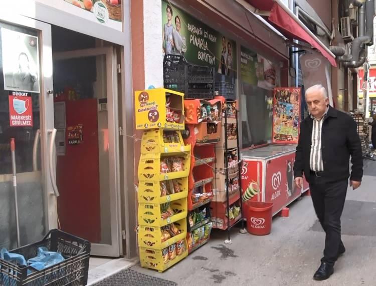 <p><strong>'SOYADIM YARDIM ETMEYİ İLKE EDİNMEMİ SAĞLIYOR'</strong></p>
<p>İmkanları dahilinde insanlara yardım etmek istediğini ve bu davranışı ile de maddi durumu iyi olan kişilere örnek olmayı amaçladığını ifade eden Yetim, <strong>“Yardımın gizli yapılması gerektiğini biliyorum. Ben yardım ettiğim kişileri tanımıyorum ve tanımak istemiyorum. Onların beni tanıması önemli değil. Ancak benim onları tanımamam gerekiyor. Onların beni görerek, mahcup olmalarını istemiyorum. Bu yardımın bir örnek teşkil etmesini amaçlıyorum. Maddi durumu olan kişileri teşvik etmek istiyorum. Ben bundan sonra da imkanım el verdiği sürece, insanlara yardım etmeye devam edeceğim. Benim soyadım Yetim. Soyadım bana her zaman bir şeyler hatırlatıyor. Ben yetim değilim ancak soyadım her zaman yetimlere, maddi durumu olmayanlara yardım etmemi ilke edinmemi sağlamıştır. Soyadım bana insanlara yardım etmem gerektiğini hiçbir zaman unutturmuyor. Her zaman şefkat ve yardım göstermeyi ilave olarak arzu ettiriyor" </strong>dedi.</p>