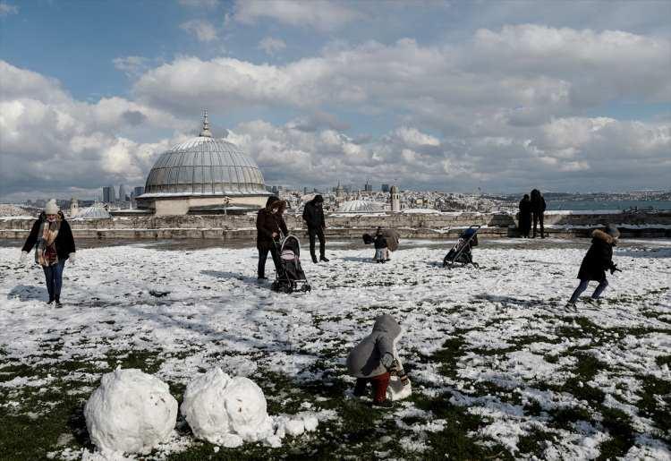<p>Yoğun kar ve fırtına, ulaşımı felç etti ve TEM Otoyolu saatlerce kapalı kaldı. </p>