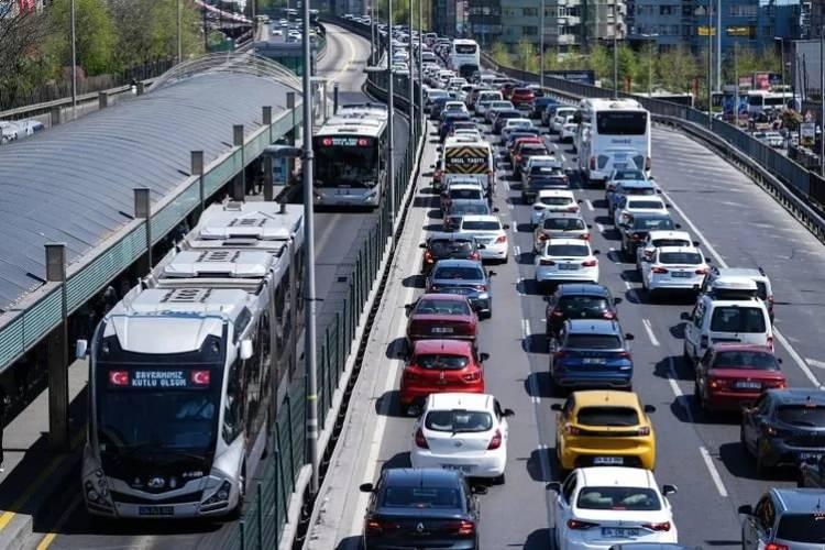 <p>Bazı metrobüs, İETT ve tramvay aktarma istasyonlarının da bulunduğu noktalarda yoğunluk gözlendi. Turnike bölgesinden metrobüse, metro veya otobüs duraklarına ulaşmaya çalışanlar kalabalığın da etkisiyle zor anlar yaşadı.</p>
