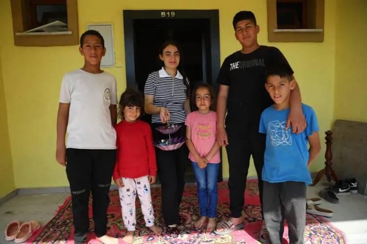 <p>Sözer ailesi TOKİ tarafından yapılan köy evinde misafirlerini ağırladı, el öpmeye gelen çocuklara şeker dağıttı. 5 çocuk annesi Vedat Sözer (49), "Bir yıl sürmeden yeni yuvamıza taşındık.</p>

<p> </p>
