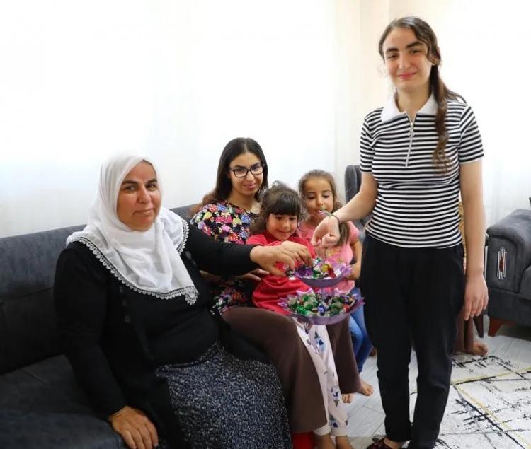 <p>Depremzedeler i&ccedil;in yapılan 25 adet k&ouml;y evi hak sahiplerine noter huzurunda yapılan kura &ccedil;ekimiyle teslim edildi. 9 ay gibi rekor bir s&uuml;rede yapılan birer katlı k&ouml;y evlerinin anahtarları Babatorun sakinlerine verildi.</p>

<p>&nbsp;</p>
