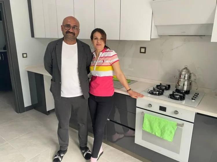 <p>Yeni yuvalarına kavuşmanın mutluluğunu yaşayan ailelerden biri de S&ouml;zer ailesi. Vedat-Ercan S&ouml;zer &ccedil;ifti bayramı &ccedil;ocuklarıyla birlikte yeni yuvalarında yaşamının keyfini yaşıyor. Evlerine kavuşan aileler ilk bayramlarında birbirlerine misafir oldu.</p>

<p>&nbsp;</p>
