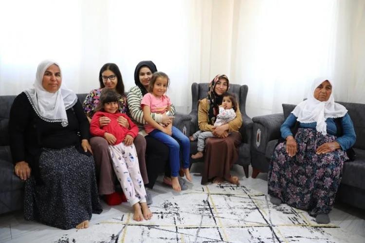 <p>Komşusu ve aynı zamanda akrabası olan Vedat S&ouml;zer ile bayramlaşan 4 &ccedil;ocuk annesi Merve S&ouml;zer de (29), "Eşimle birlikte hep d&uuml;ş&uuml;n&uuml;yorduk.</p>

<p>&nbsp;</p>
