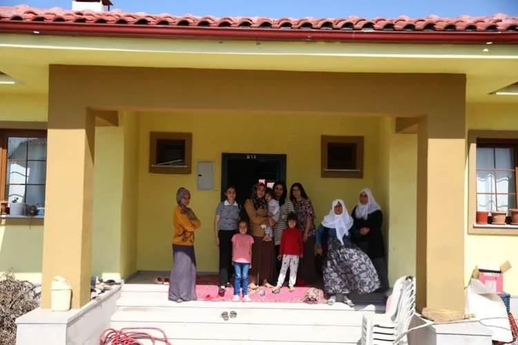 <p>Evine kavuşmanın mutluluğunu doyasıya yaşayan Vedat S&ouml;zer, "Kura &ccedil;ekiminde bize &ccedil;ıkar mı diye &ccedil;ok tedirgindim. Kurada ismimizin &ccedil;ıktığını &ouml;ğrenince &ccedil;ok sevindim. Evimizi &ccedil;ok kısa s&uuml;rede bitirip bize teslim ettiler. Ger&ccedil;ekten &ccedil;ok g&uuml;zel bir ev yapmışlar. Hayalimdeki ev olmuş.</p>
