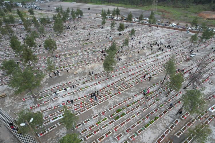 <p>Depremlerden etkilenen 11 ilde yakınlarını kaybeden vatandaşlar, deprem mezarlıklarında gözyaşı döktü. </p>
