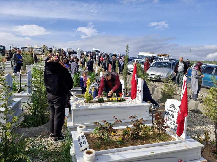 <p><strong>MALATYA</strong></p>

<p>Deprem bölgesi Malatya’da bu bayramda vatandaşlar, asrın felaketinde kaybettikleri yakınlarının mezarına koştu. Hüznün eksik olmadığı mezarlıkta vatandaşlar buruk bir bayramı yaşadı.</p>
