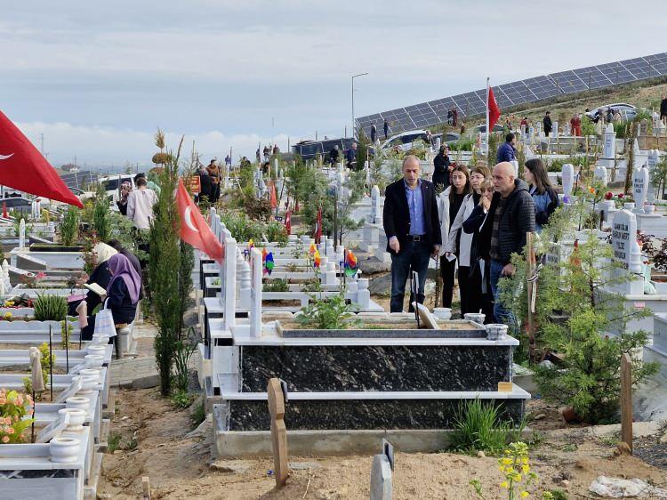 <p>Kahramanmaraş merkezli depremlerde bin 300’e yakın kişinin hayatını kaybettiği Malatya’da bu bayramda da yakınlarını kaybedenlerin ilk ziyaret ettiği yerlerden biri kuşkusuz Şehir Mezarlığı oldu. Bayram namazı sonrası mezarlıklara giden vatandaşlar depremde kaybettikleri yakınlarının mezarlarını ziyaret ederek dua etti.</p>
