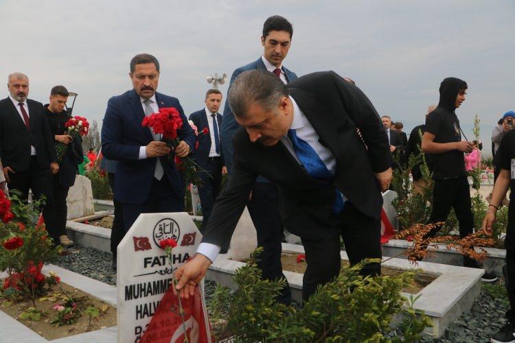 <p><strong>FAHRETTİN KOCA DEPREM MEZARLIĞINI ZİYARET ETTİ</strong></p>

<p>Hatay’a bayram ziyareti için gelen Sağlık Bakanı Fahrettin Koca’da bayram namazının ardından <strong>Deprem</strong> Şehitliği’ne geldi. Yakınlarının mezarları başında göz yaşlarına hakim olamayan vatandaşlara başsağlığı dileyen Bakan Koca, açıklamada bulundu.</p>

<p>Ramazan Bayramı’nın ilk gününde <strong>deprem</strong> <strong>mezarlığı</strong>nı ziyaret eden Sağlık Bakanı Fahrettin Koca, “Dün buradaydık, bu gün buradayız ve yarında Hatay’ımızda olacağız” dedi.</p>

<p> </p>
