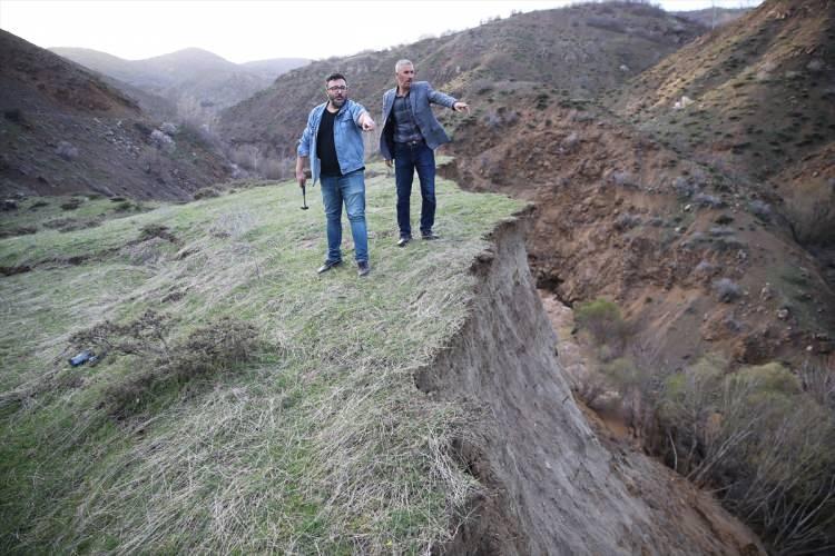 <p>Bahçeli köyü muhtarı Sıtkı Karakoç da su kanalını takip ederek, bu durumu tespit ettiklerini belirtti.</p>

<p> </p>

<p> </p>
