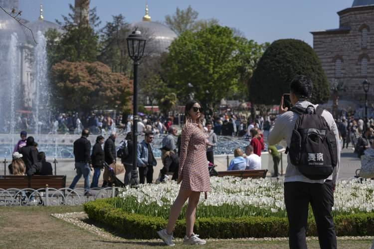 <p>Nurcan Şekeral da İstanbul'da çok güzel bir manevi atmosfer olduğunu vurgulayarak, "Seviyoruz İstanbul'u ama çok kalabalık. Bu güzel maneviyatı çocuğumuza da gösterip döneceğiz." ifadelerini kullandı.</p>
<p> </p>