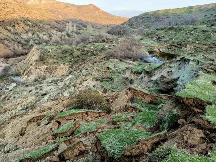 <p>30 Mart'ta Elazığ'da meydana gelen 4,7 büyüklüğündeki deprem sonrası Bingöl'ün Bahçeli köyünde içme suyu kanalında oluşan kaymayla arazideki yarıklar dronela görüntülendi.</p>

<p> </p>
