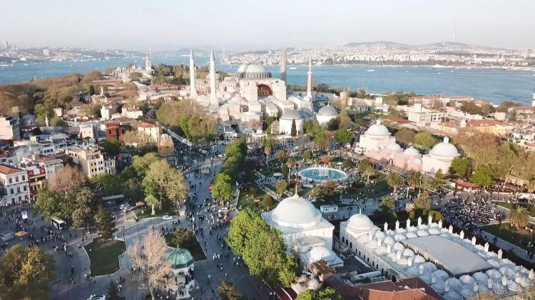 <p>Ramazan Bayramı tatilini fırsat bilenler Sultanahmet Camii'ni ziyaret etmeyi ihmal etmedi.</p>
