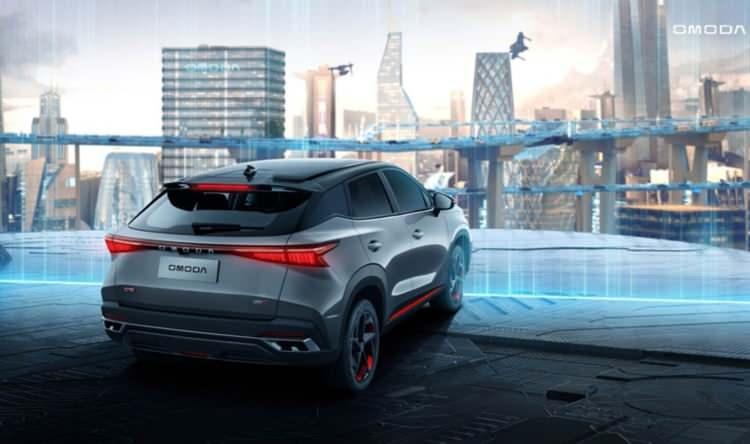 <p><strong>RAV4'E RAKİP GELİYOR</strong><br />
<br />
Ardından 2025 yılında, yine benzinli veya PHEV seçeneklerine sahip Omoda 7 inecek.</p>
<p>Zhang bize Omoda 7'nin Toyota RAV4'e benzer boyutlarda olduğunu ve Nissan Qashqai, Kia Sportage ve Hyundai Tucson gibi popüler orta boy SUV 'lara potansiyel bir rakip olarak konumlandırılacağını açıkladı.</p>
<p>Elbette Omoda 5 ve 9 arasındaki boşluğu da dolduracaktır.</p>
