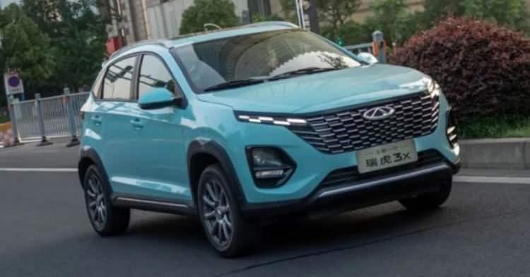 <p><strong>TÜRKİYE'DE SATIŞA SUNULACAK OMODA MODELLERİ</strong><br />
<br />
Omoda'nın Çin'de üretilen elektrikli modellerinin alınan yüzde 54'lük gümrük vergisi nedeni ile gelme ihtimali düşük görülüyor.</p>
<p>Ancak Omoda 5'ten daha uygun fiyatlı olacak benzinli Omoda 3'ün Türkiye'ye gelmesi bekleniyor.</p>
<p>Omoda 7 ve Omoda 9 modelleri ise yine benzinli motorlu versiyonları ile pazardaki satışlara bağlı olarak 2025 yılında Türkiye'ye gelebilir. </p>