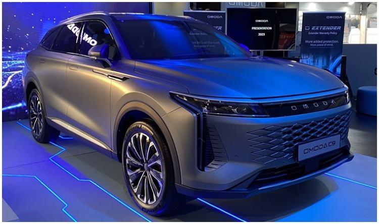 <p><strong>DEV SUV: OMODA 9</strong><br />
<br />
Sırada markanın amiral gemisi modeli Omoda 9 var.</p>
<p>Yaklaşık 4,8 metre uzunluğundaki menzili yüksek araç bu yılın sonlarına doğru saf benzinli motor ya da plug-in hibrit güç aktarma organları ve iki ya da dört tekerlekten çekiş seçenekleriyle satışa sunulacak.</p>
<p>Omoda 9'un İngiltere fiyatı henüz teyit edilmedi. </p>