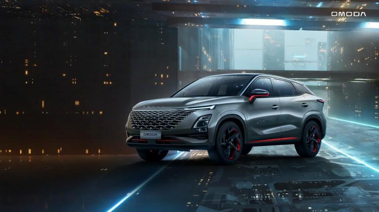 <p><strong>OMODA 5 TEKNİK ÖZELLİKLERİ</strong><br />
<br />
Benzinle çalışan Omoda 5, ön tekerlekleri tahrik etmek için turbo şarjlı 1.6 litrelik bir motor ve yedi vitesli çift kavramalı otomatik şanzıman kullanıyor. Motor 183 hp ve 290Nm güç üretiyor. 7,8 saniyede 0-100 km/sa hızlanmasını tamamlıyor. </p>