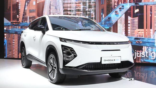<p><strong>ELEKTRİKLİ MODEL OMODA E5 </strong><br />
<br />
Yeni Omoda 5 2024'te İngiltere'de 24 bin sterlinden başlayacak.</p>
<p>Elektrikli model Omoda E5 ise yaklaşık 33 bin 500 sterlinden başlayacak ve 61kWh bataryasıyla 414 kilometreye kadar menzil sunacak.</p>
<p>Bu bağlamda, giriş seviyesi Kona Electric şarjlar arasında 376 kilometre gidebiliyor ve yaklaşık 1.500 sterlin daha pahalı. </p>