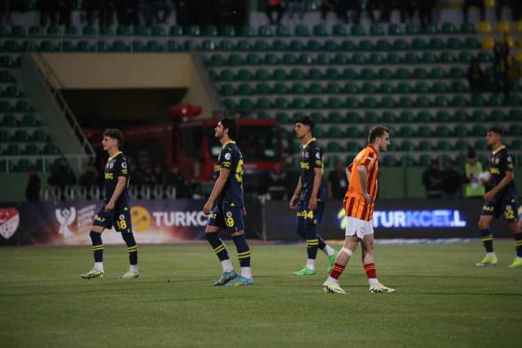 <p>NOS: (Hollanda)<br />
<br />
"Türkiye Süper Kupası saçmalığı: Fenerbahçe genç takımını sahaya sürdü ve bir dakika sonra bıraktı"</p>
