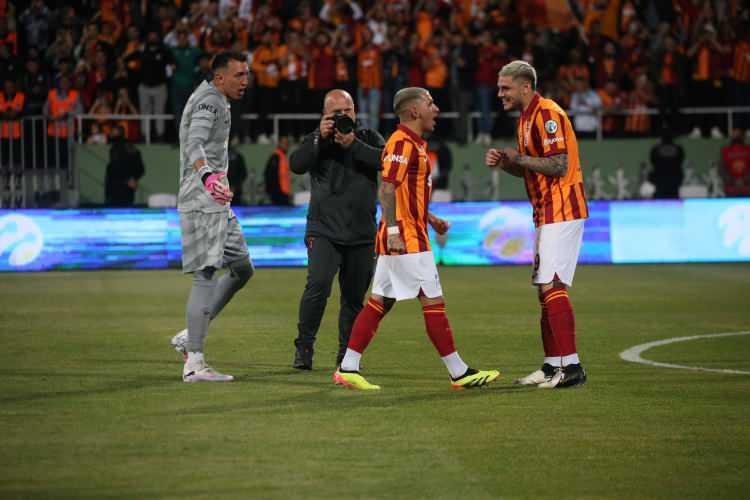 <p>RMC Sport: (Fransa)<br />
<br />
"Türkiye Süper Kupası'nda çılgın sahne: Fenerbahçe üç dakikada sahayı terk etti, Galatasaray yedekleriyle antrenman yaptı."</p>
